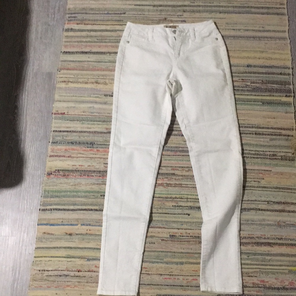 Plain white jeans, never worn !